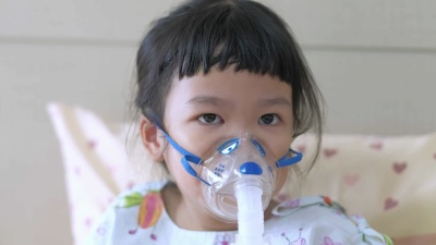 病儿通过雾化器呼吸