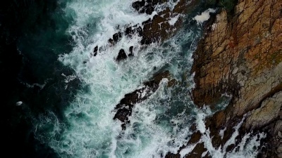波浪撞击岩石海岸线