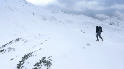 空中冬季登山运动员到达山顶时举手