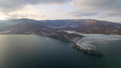 从空中进行航空测量。冬天。贝加尔湖