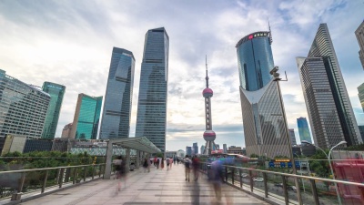 现代城市延时摄影的市中心高架人行道