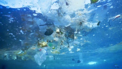 环境问题海洋中的水下塑料污染