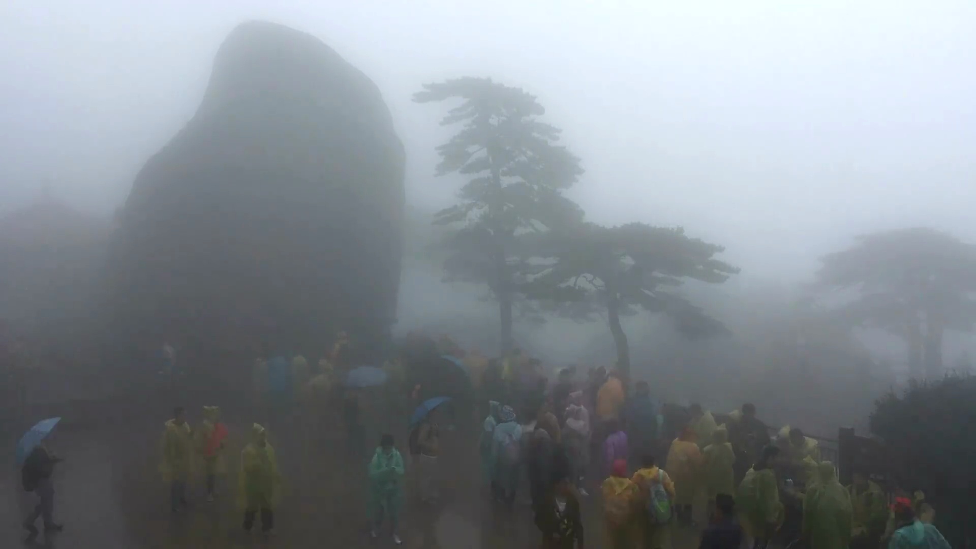 黄山雨中的游客