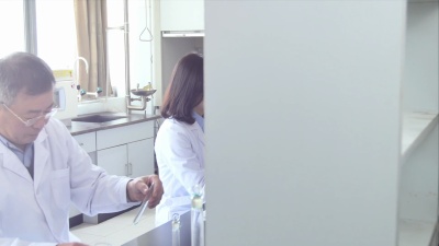 科学家在现代生物实验室工作