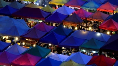 图 走在夜市
