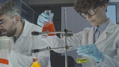 科学家在实验室混合溶液