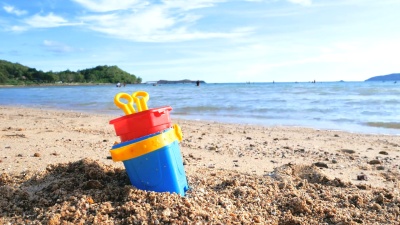 海浪沙滩上的玩具选择焦点浅景深夏日气氛