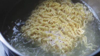准备蓝碗速食面条