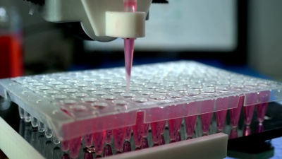 用于医学实验室生物样品遗传分析的PCR机器人