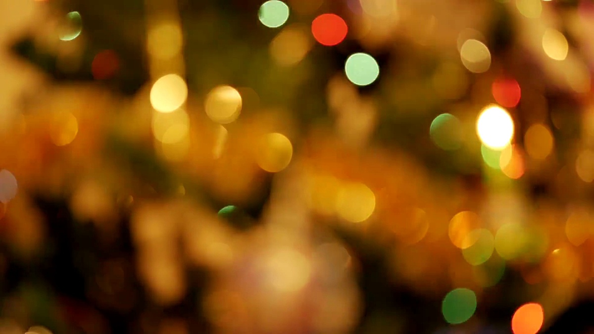 圣诞树上的圣诞球。圣诞节和新年装饰。摘要模糊Bokeh假日背景。眨眼的加兰德。