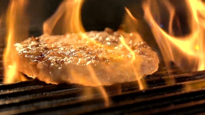 烧烤架上美味的鱼片肉