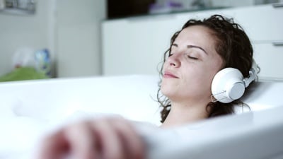 女人在浴缸里听音乐