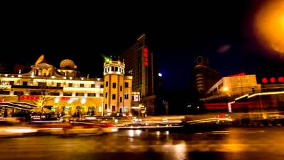 中国沈阳-2014年8月1日 中国沈阳中山广场周围的夜间交通和建筑