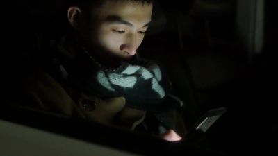 车里有手机的亚洲年轻人