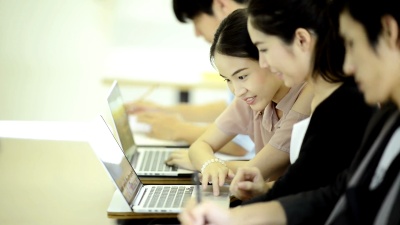 今天我要完成这项研究。学生们在大学的教室里学习。