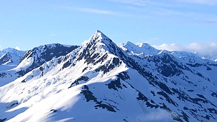 阿拉斯加白雪皑皑的山峰的航拍