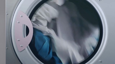 工业烘干机工作。在烘干机中烘干衣服