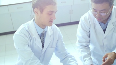 科学家在现代生物实验室工作