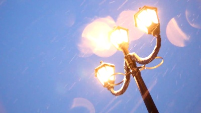 古老的灯柱和飘落的雪。