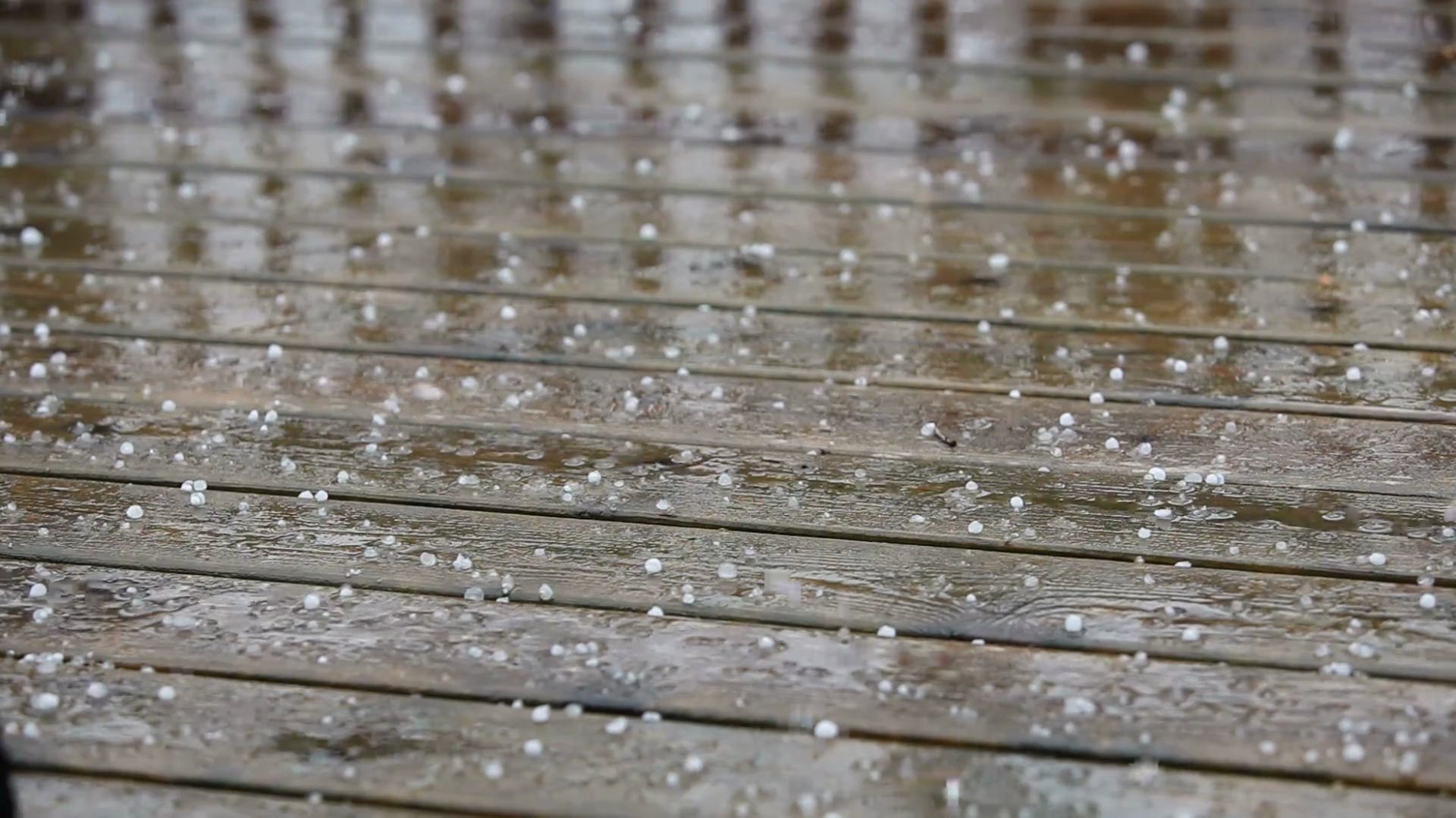 冰雹雨落在木板上