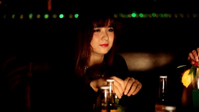 参加户外聚会的女士