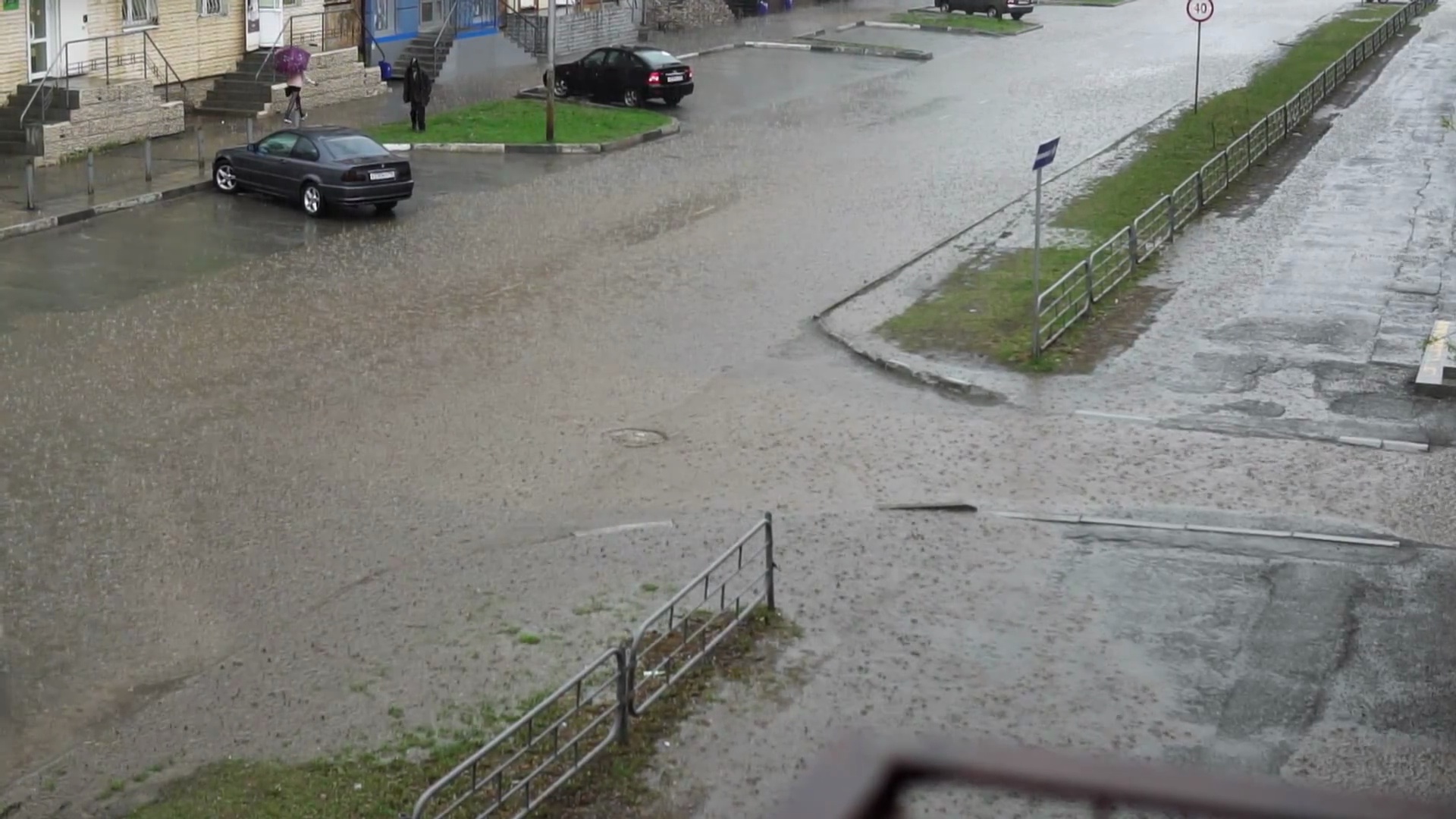 汽车在雨中行驶在被水淹没的道路上，慢动作。预览效果