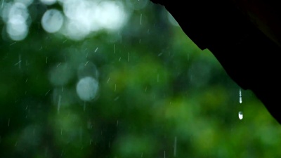 雨从屋顶落下
