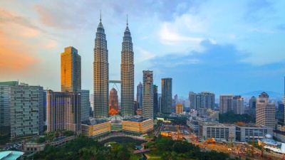 马来西亚吉隆坡，晚上  Timelapse日夜观看双子塔的高架景观，  Timelapse Day to Night of the Petronas Twin Towers of the Petronas Twin Towers