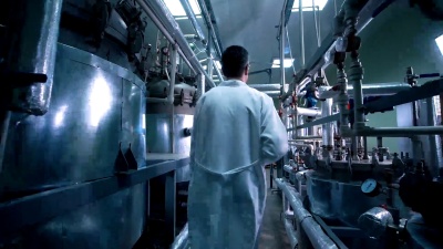 男科学家走过实验室