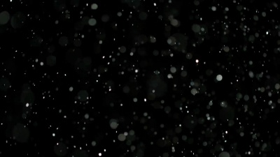 黑色背景上的慢动作雪