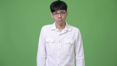 年轻的亚洲商人感到无聊