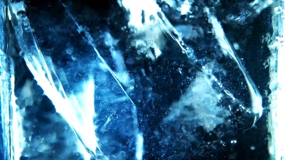 汽水泡在液体和冰中漂浮起来。