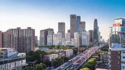 繁忙的道路与现代城市中心区的现代建筑延时摄影