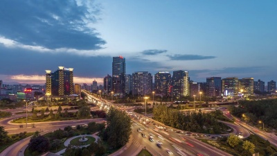 延时摄影-道路交叉口，从黄昏到夜晚，北京，中国