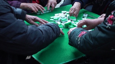 在户外打麻将