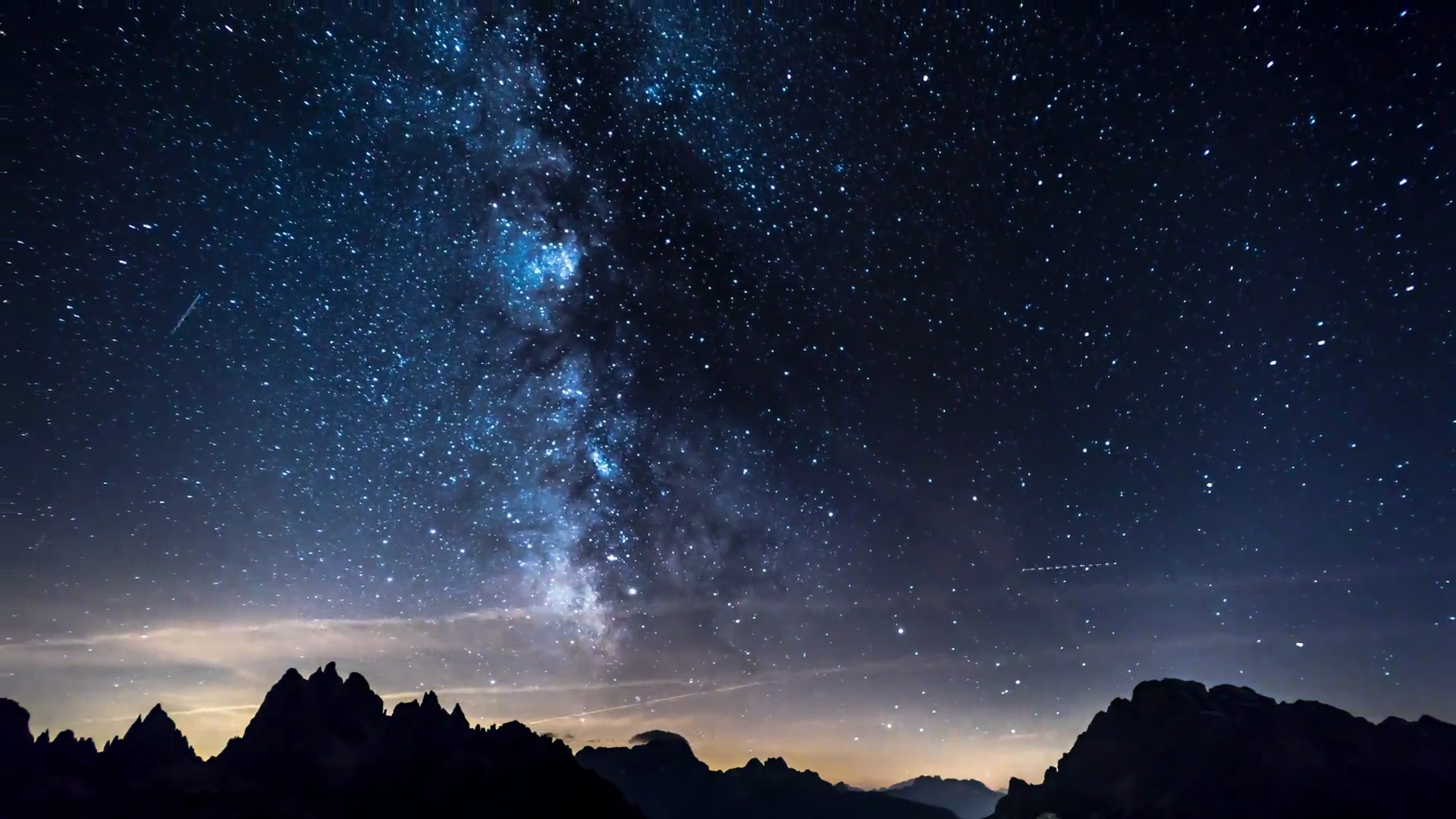 星星的夜空延时-银河系和山的背景