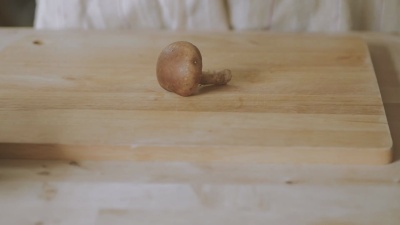 厨师切香菇