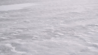 冬天被风吹来的冰上飘雪