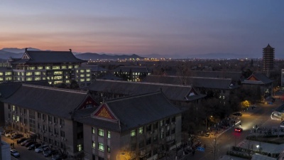 中国北京大学T/L WS HA PAN视图，从黄昏到夜晚
