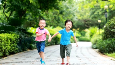 可爱的孩子在公园玩耍，高清慢动作