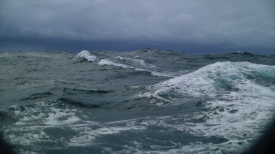 从暴风雨的大海中一艘船的舷窗