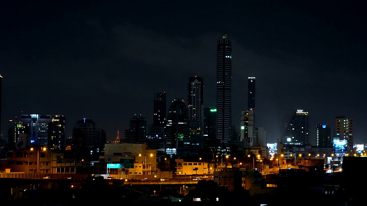 聪明的城市。金融区和摩天大楼。泰国曼谷市区夜间鸟瞰。
