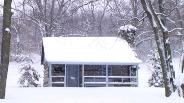 积雪中的木屋(下面的附加格式)