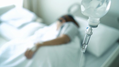 亚洲女性患者睡在医院生理盐水里。