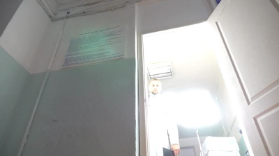 两个白种人医生从橱柜里出来，看着核磁共振照片。男性内科医生在X光片上互相展示一些东西。同事在医院散步。低角度视图特写