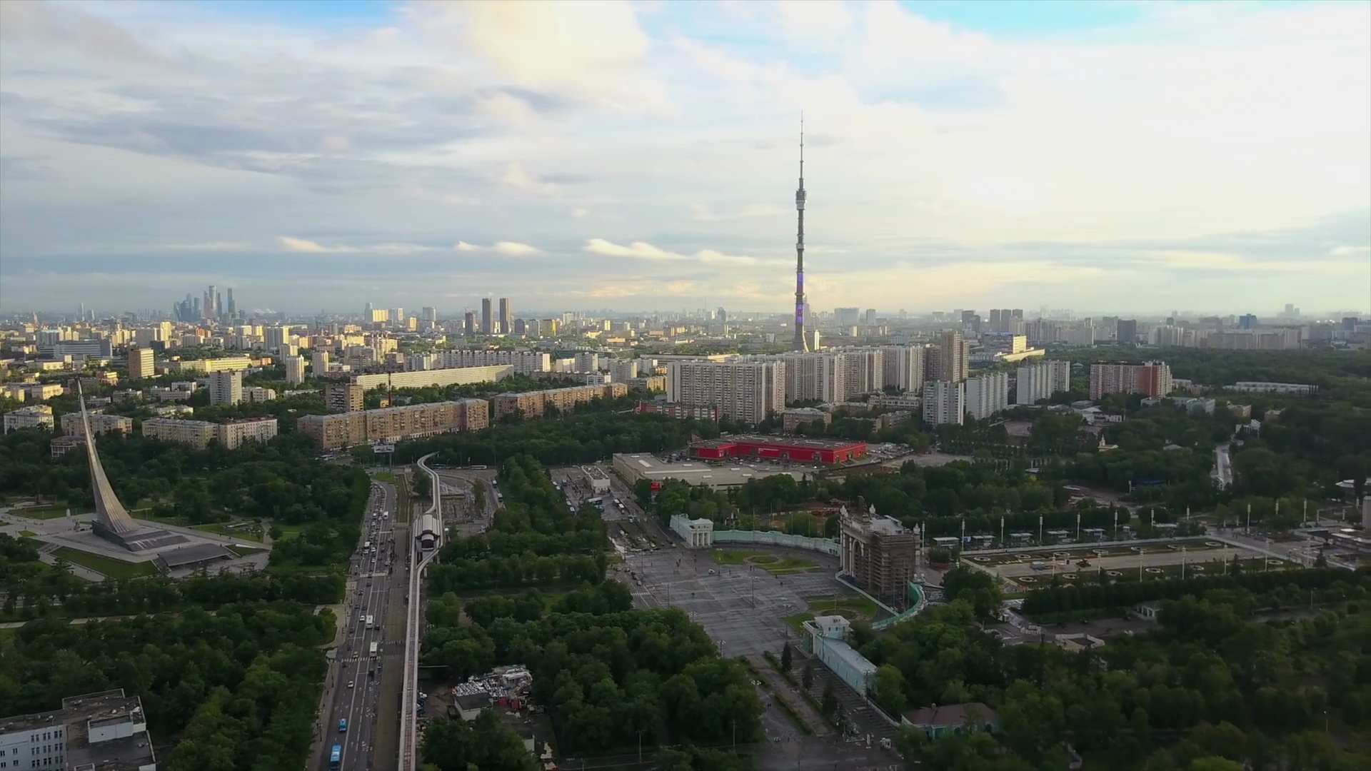 俄罗斯日落时间莫斯科著名城市景观VDNH入口纪念碑空中全景 