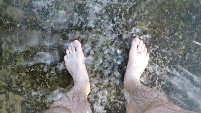 男人在户外淋浴。POV视图。