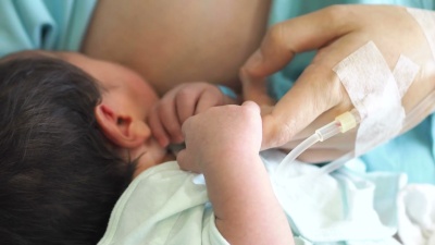 母亲用母乳喂养她的婴儿