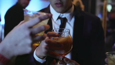 一群朋友站在酒吧里一起举杯，开始跳舞，特写