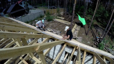 屋顶工人在屋顶上工作。